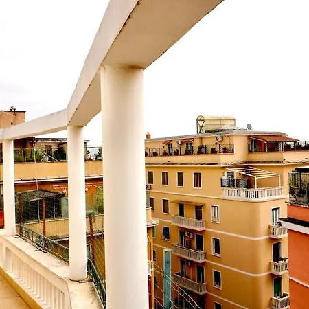 Entire Flat At Last Floor In Piazza Bologna Apartamento